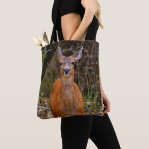 Funny Young Blacktail Hjort Smiles på Photographer Tygkasse