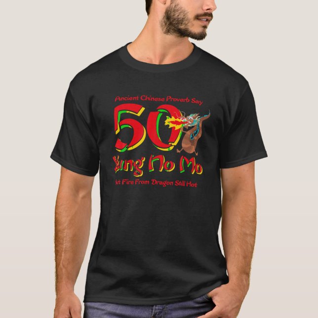 Funny Yung No Mo 50th Birthday Chinese Proverb Gag T Shirt (Framsida)