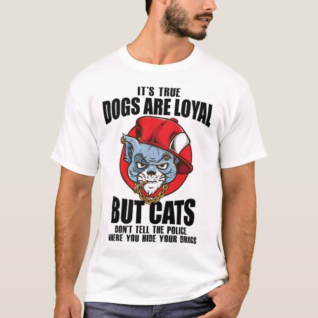 FunnyKatterVsHundarTShirt-HundarIsLoyalMenCatsFunn T Shirt (Framsida)