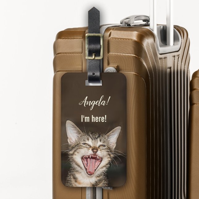 Funy Cat Humous Luggage Tag Bagagebricka (Luggage tag featuring a funny image of a yelling cat trying to catch your attention)