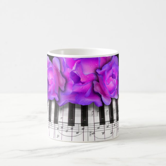 Fushia ro och pianotangentbord och noterar kaffemugg (Center)