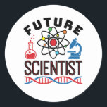 Future Scientist Science Älskare STEM Runt Klistermärke<br><div class="desc">Framtida forskardesign för kemi,  fysik eller biologi student. Perfekt STEM-design för alla som vill vara kemist,  fysiker eller biolog. Framtida utformning av vetenskaplig novelty har grafik av atom,  mikroskop,  bägare och DNA. Underbar till bära till vetenskapsläger eller vetenskapsläger.</div>