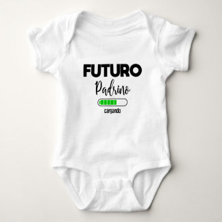 Futuro padrino cargando t shirt