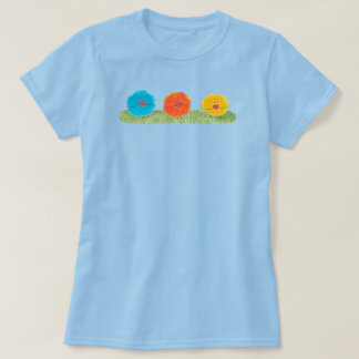 Fuzzy varelser som håller hjärtan t shirt
