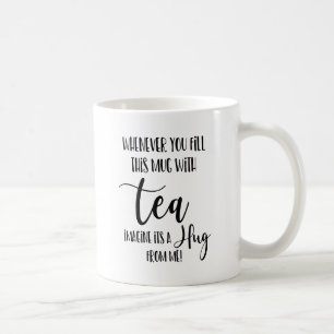 Fyll mugg med te och föreställ er en kram från