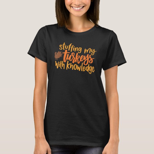 Fyller Min Kalkon Med Kunskap T Shirt (Framsida)