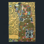 Fyllning (The Embrace) av Gustav Klimt Kökshandduk<br><div class="desc">Fyllning (The Embrace) (1909) av Gustav Klimt. En vintage Viktorian Era Symbolism bra konst kärlek och romantik porträtt, med ett ungt par kramande. Stoclet Frieze är en serie av tre mosaiker som beställts för matsalen i Palais Stoclet i Brussells. Om konstnären: Gustav Klimt (1862-1918) var en österrikisk symbolmålare och en...</div>