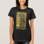 Fyllning (The Embrace) av Gustav Klimt Tee<br><div class="desc">Fyllning (The Embrace) (1909) av Gustav Klimt. En vintage Viktorian Era Symbolism bra konst kärlek och romantik porträtt, med ett ungt par kramande. Stoclet Frieze är en serie av tre mosaiker som beställts för matsalen i Palais Stoclet i Brussells. Om konstnären: Gustav Klimt (1862-1918) var en österrikisk symbolmålare och en...</div>