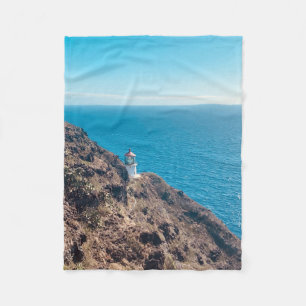 fyr på klippa blå ocean Hawaii Fleecefilt