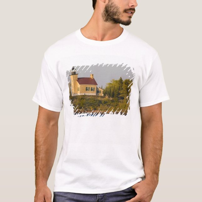 Fyr på Lake Superior nära Copper Harbor T-shirt (Framsida)