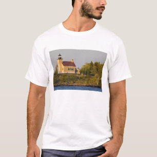 Fyr på Lake Superior nära Copper Harbor T-shirt