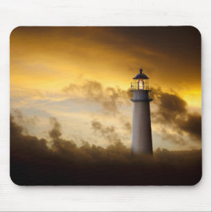 Fyr som glöder under dramatisk himmel musmatta