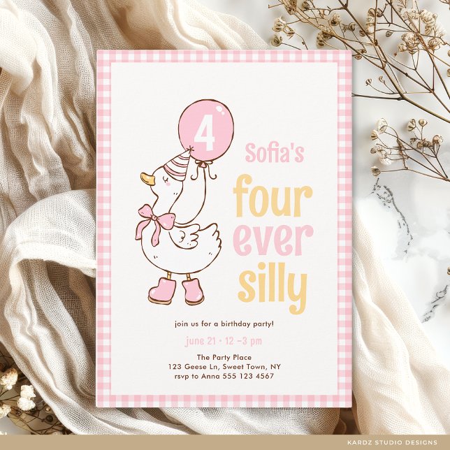Fyra Alltid Dumma Gås Flicka 4-årsdag Inbjudningar (The front  of the invitation is shown in a 5x7-inch size. Choose size, paper, and corner style.)