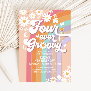 Fyra Alltid Groovy Daisy Rainbow Groovy 4-årsdag Inbjudningar