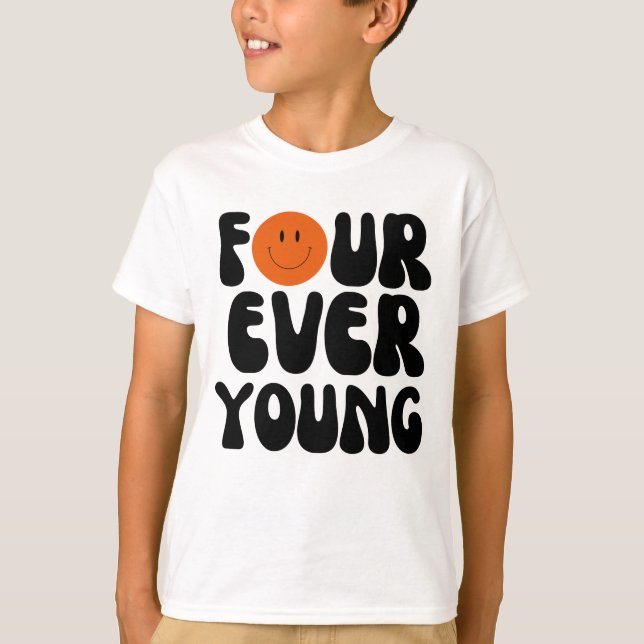 Fyra Alltid Ung  Pojke Fjärde Födelsedag 4:e Födel T Shirt (Framsida)