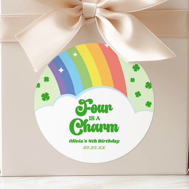 Fyra Är En Charm Rainbow 4-års Födelsedagsfest Runt Klistermärke (Skapare uppladdad)