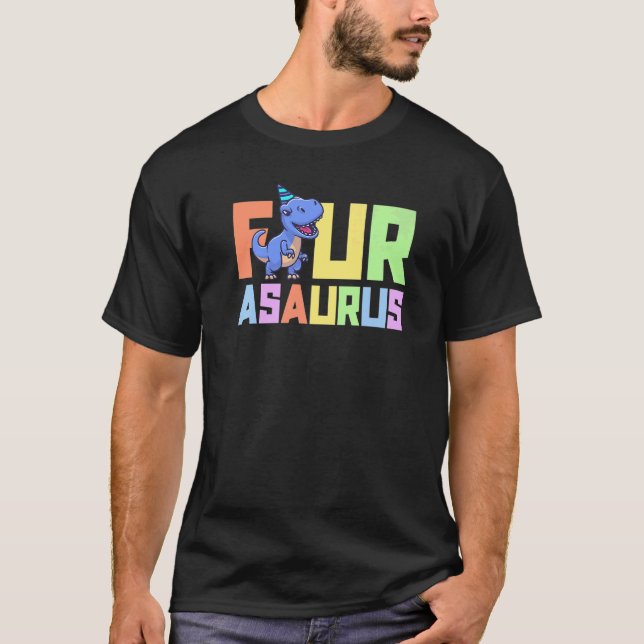 Fyra Asaurus 4 år gammal dosinosaur Födelsedagsfes T Shirt (Framsida)