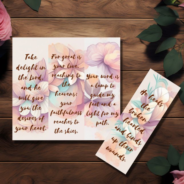 Fyra Bible Verse Bokmärken (för återförsäljning?) Inbjudningar (Image shows four bookmarks with floral theme and bible quotes lying on a wooden table)