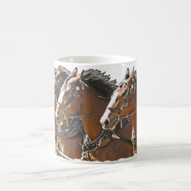 Fyra Clydesdale formulerar i bredd hästen Kaffemugg (Center)