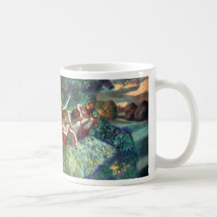 Fyra dansare efter grad kaffemugg