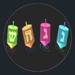 Fyra Dreidels-stickers Runt Klistermärke<br><div class="desc">Fyra flerfärgade drömmar som visar nung,  grim,  hei och shin. Nes Gadol Hayah Sham. En Chanukah-design.</div>