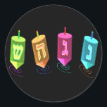 Fyra Dreidels-stickers Runt Klistermärke<br><div class="desc">Fyra flerfärgade drömmar som visar nung,  grim,  hei och shin. Nes Gadol Hayah Sham. En Chanukah-design.</div>
