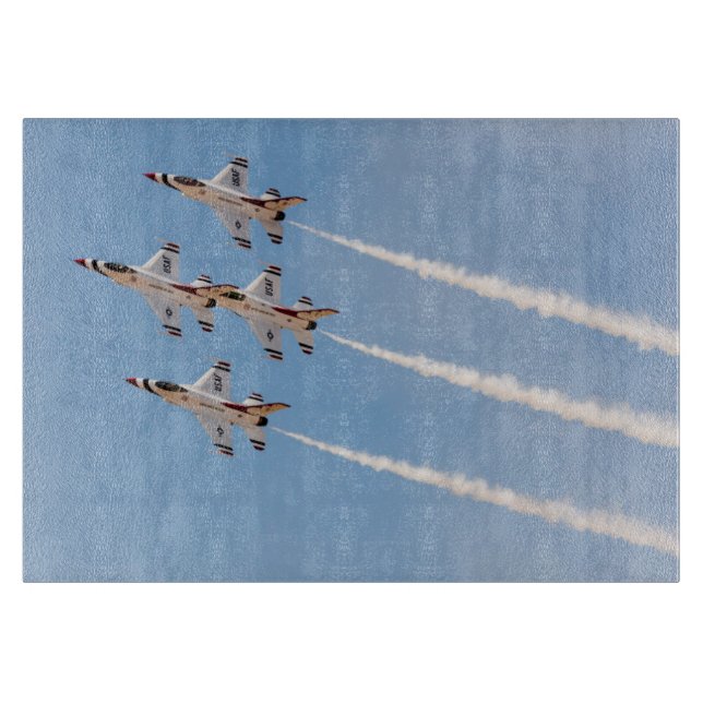 Fyra F-16 Thunderbirds flyger i tät formation (Framsidan)