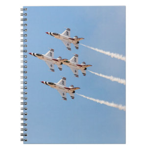 Fyra F-16 Thunderbirds flyger i tät formation Anteckningsbok