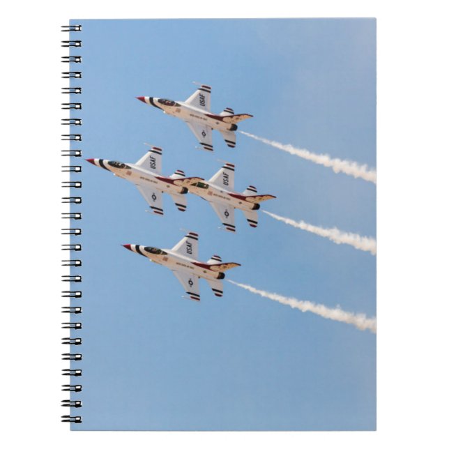 Fyra F-16 Thunderbirds flyger i tät formation Anteckningsbok (Framsidan)