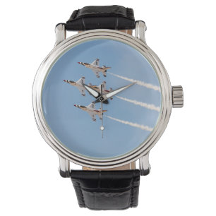 Fyra F-16 Thunderbirds flyger i tät formation Armbandsur