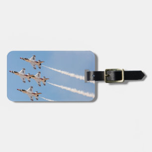 Fyra F-16 Thunderbirds flyger i tät formation Bagagebricka