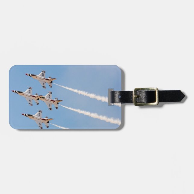 Fyra F-16 Thunderbirds flyger i tät formation Bagagebricka (Horisontell Framsida)