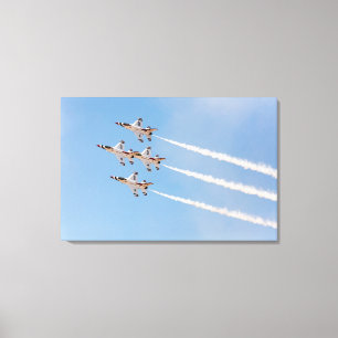 Fyra F-16 Thunderbirds flyger i tät formation Canvastryck