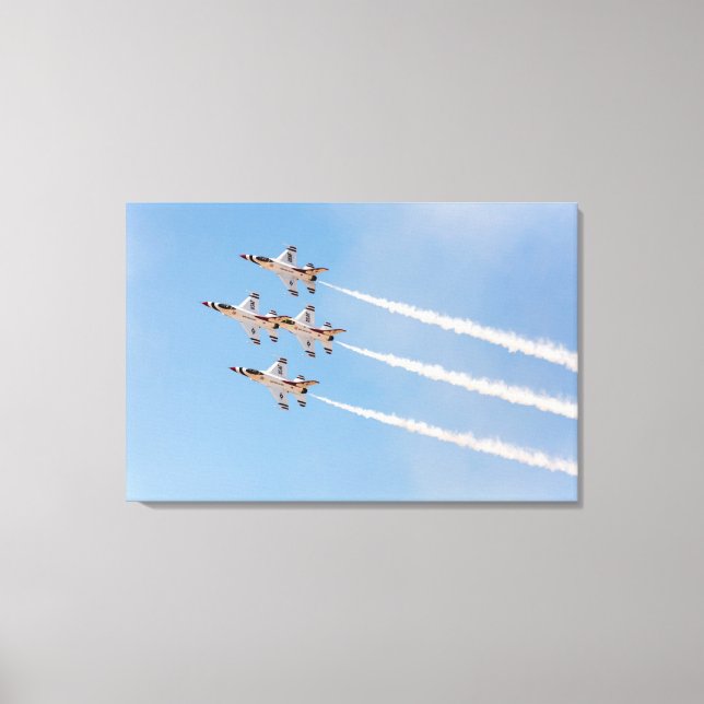 Fyra F-16 Thunderbirds flyger i tät formation Canvastryck (Framsida)