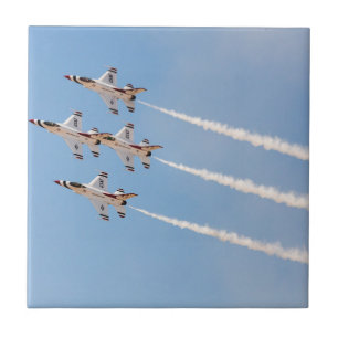 Fyra F-16 Thunderbirds flyger i tät formation Kakelplatta