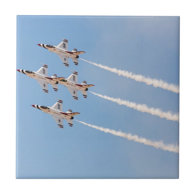 Fyra F-16 Thunderbirds flyger i tät formation Kakelplatta (Framsidan)