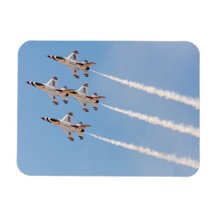 Fyra F-16 Thunderbirds flyger i tät formation Magnet