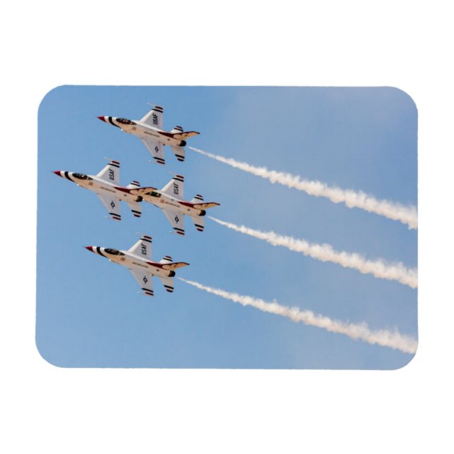 Fyra F-16 Thunderbirds flyger i tät formation Magnet (Horisontell)