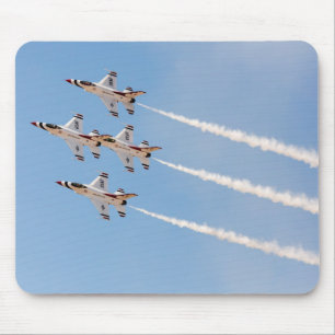 Fyra F-16 Thunderbirds flyger i tät formation Musmatta