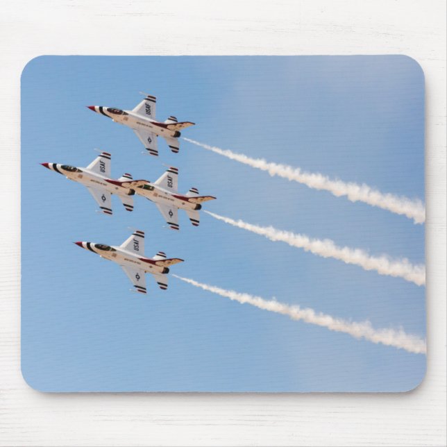 Fyra F-16 Thunderbirds flyger i tät formation Musmatta (Framsidan)