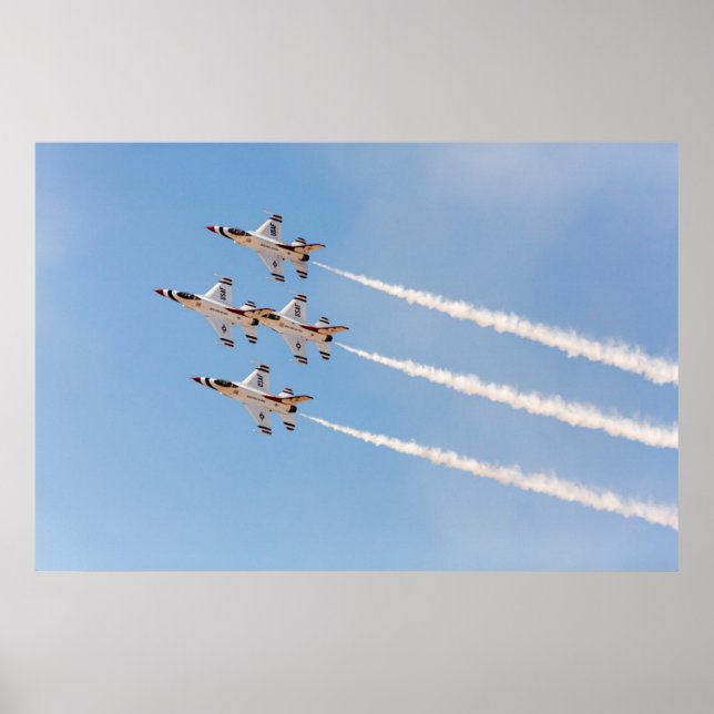 Fyra F-16 Thunderbirds flyger i tät formation Poster (Framsidan)