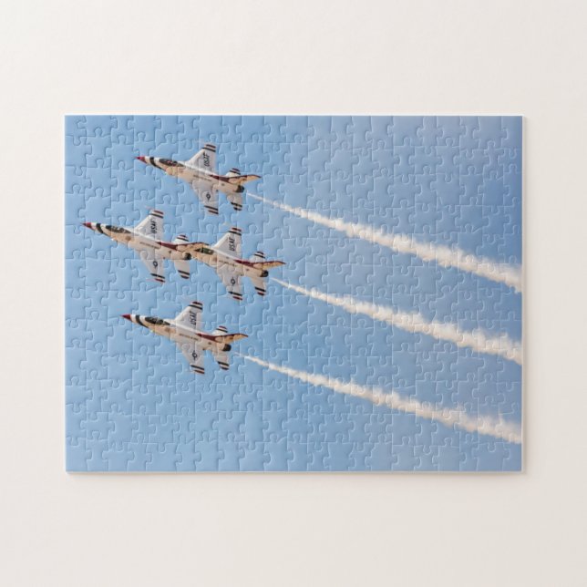Fyra F-16 Thunderbirds flyger i tät formation Pussel (Horisontell)
