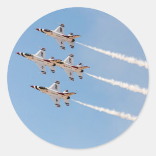 Fyra F-16 Thunderbirds flyger i tät formation Runt Klistermärke