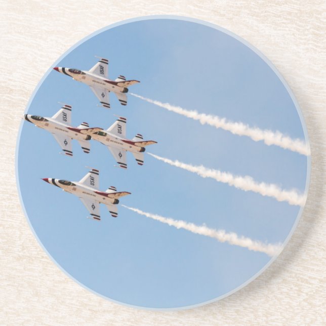 Fyra F-16 Thunderbirds flyger i tät formation Underlägg (Framsidan)