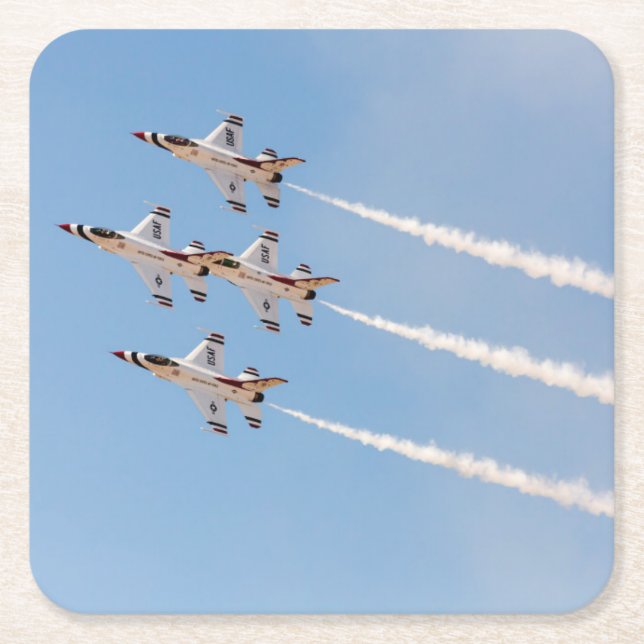 Fyra F-16 Thunderbirds flyger i tät formation Underlägg Papper Kvadrat (Framsidan)