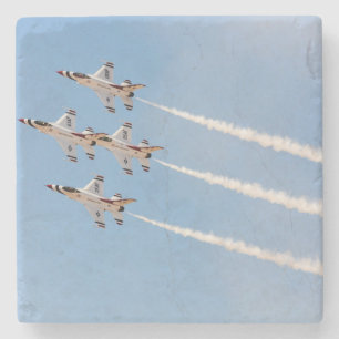Fyra F-16 Thunderbirds flyger i tät formation Underlägg Sten