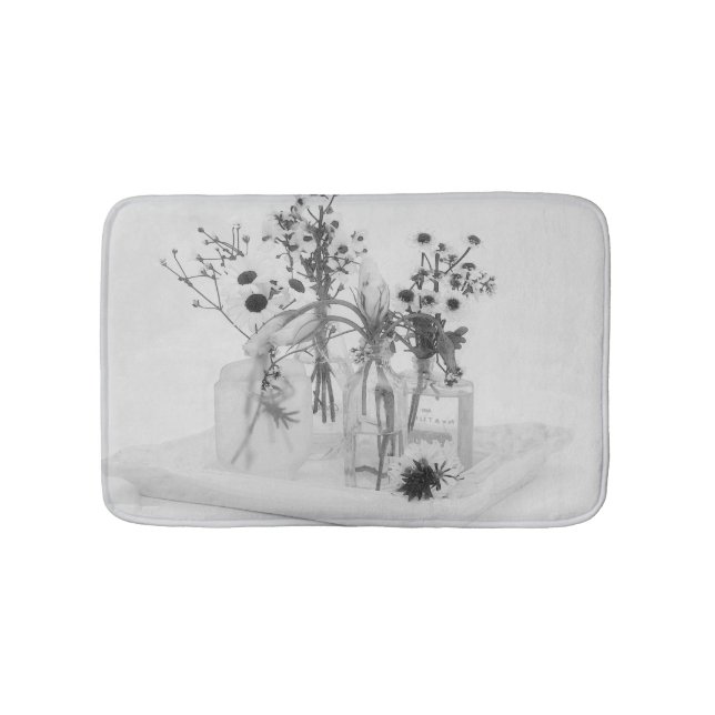 Fyra Flaskor och vita blommor Badrumsmatta (Framsidan)