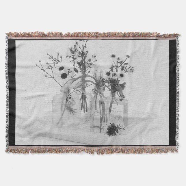 Fyra Flaskor och vita blommor Filt (Framsidan)