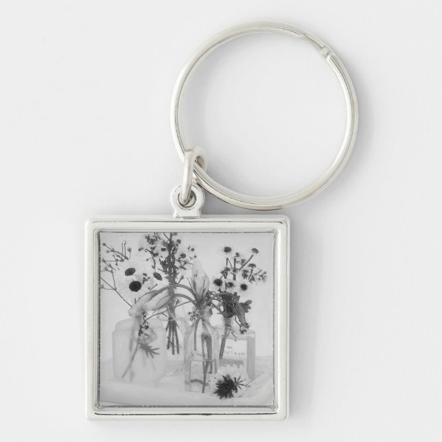 Fyra Flaskor och vita blommor Fyrkantig Silverfärgad Nyckelring (Framsidan)