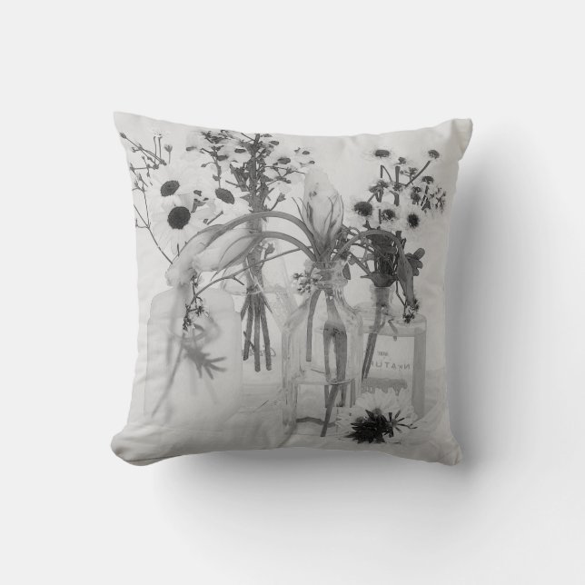 Fyra Flaskor och vita blommor Kudde (Framsida)